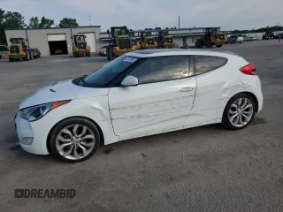 2013 Hyundai Veloster w/Gray Int z VIN KMHTC6ADXDU130886, wystawiony jako Copart lot #57478095 z przebiegiem 130 008 mil mil oraz Szkoda całkowita • Salvage title. Historia ofert i sprzedaży dostępna na DreamBid. Obrazek 1.