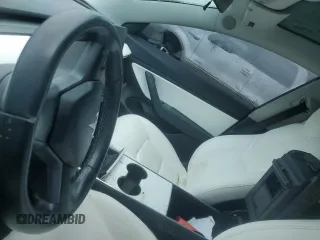2019 Tesla Model 3 Mid Range z VIN 5YJ3E1EA5KF301714, wystawiony jako Copart lot #55273595 z przebiegiem Nie podano mil oraz Szkoda całkowita • Salvage title. Historia ofert i sprzedaży dostępna na DreamBid. Obrazek 9.