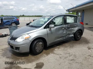2008 Nissan Versa S z VIN 3N1BC13E28L407803, wystawiony jako Copart lot #53573295 z przebiegiem 107 049 mil mil oraz Szkody całkowita. Historia ofert i sprzedaży dostępna na DreamBid. Obrazek 1.