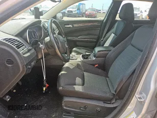 2019 Chrysler 300 Touring z VIN 2C3CCAAG9KH733284, wystawiony jako Copart lot #55454485 z przebiegiem Nie podano mil oraz Tytuł czysty. Historia ofert i sprzedaży dostępna na DreamBid. Obrazek 7.