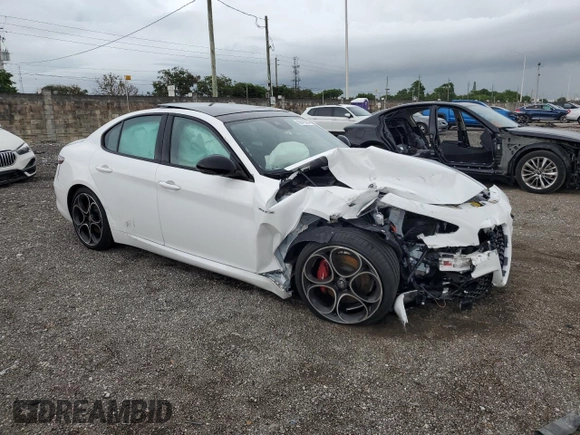 2024 Alfa Romeo Giulia Veloce z VIN ZARFAMBNXR7682239, wystawiony jako Copart lot #68413004 z przebiegiem 3 161 mil mil oraz Szkoda całkowita • Salvage title. Historia ofert i sprzedaży dostępna na DreamBid. Obrazek 4.