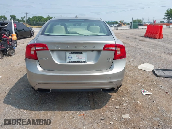 2016 Volvo S60 T5 Premier z VIN YV1612TK4G1394049, wystawiony jako IAAI lot #42491627 z przebiegiem 80 954 mil mil oraz . Historia ofert i sprzedaży dostępna na DreamBid. Obrazek 16.