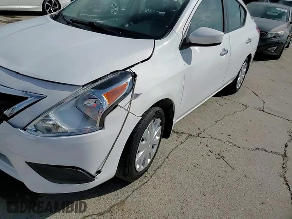 2016 Nissan Versa SV z VIN 3N1CN7AP0GL846535, wystawiony jako Copart lot #61387085 z przebiegiem 61 680 mil mil oraz Czysty tytuł • Clean title. Historia ofert i sprzedaży dostępna na DreamBid. Obrazek 13.