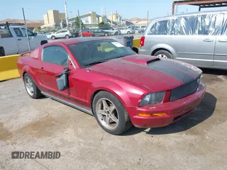 2005 Ford Mustang Deluxe z VIN 1ZVFT80N355125190, wystawiony jako IAAI lot #42444745 z przebiegiem 127 440 mil mil oraz . Historia ofert i sprzedaży dostępna na DreamBid. Obrazek 1.