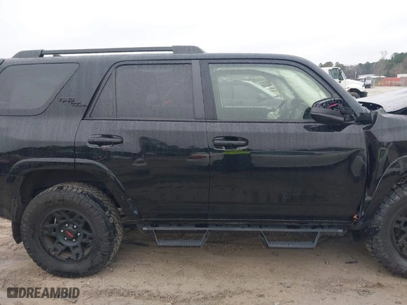 2022 Toyota 4Runner TRD Off Road with VIN JTEPU5JR1N6037734, listed as a IAAI auction lot 41530167 with 33,522 mi miles. Bid and sale history available at carsss.com. Image 13.