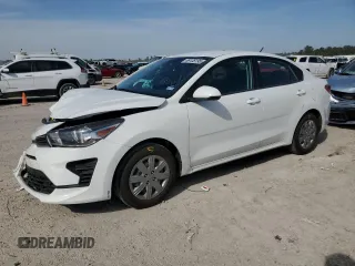 2023 Kia Rio S z VIN 3KPA24AD1PE597734, wystawiony jako Copart lot #49138195 z przebiegiem 11 796 mil mil oraz Szkody całkowita. Historia ofert i sprzedaży dostępna na DreamBid. Obrazek 1.