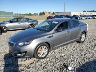 2012 Kia Optima LX z VIN 5XXGM4A7XCG077323, wystawiony jako Copart lot #50527465 z przebiegiem 194 243 mil mil oraz Szkoda całkowita • Salvage title. Historia ofert i sprzedaży dostępna na DreamBid. Obrazek 1.