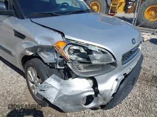 2013 Kia Soul + z VIN KNDJT2A69D7558159, wystawiony jako IAAI lot #41978478 z przebiegiem 223 717 mil mil oraz . Historia ofert i sprzedaży dostępna na DreamBid. Obrazek 6.