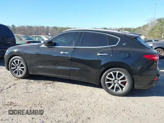 2017 Maserati Levante z VIN ZN661XUL1HX257769, wystawiony jako IAAI lot #41703740 z przebiegiem 107 038 mil mil oraz . Historia ofert i sprzedaży dostępna na DreamBid. Obrazek 14.