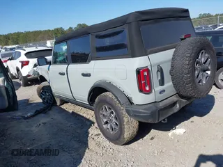 2023 Ford Bronco z VIN 1FMEE5DP7PLB81565, wystawiony jako IAAI lot #41891295 z przebiegiem 27 890 mil mil oraz . Historia ofert i sprzedaży dostępna na DreamBid. Obrazek 3.