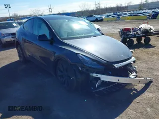 2025 Tesla Model Y Long Range with VIN 7SAYGDEE1SA351255, listed as a IAAI auction lot 41816235 with 1,463 mi miles and . Bid and sale history available at carsss.com. Image 1.