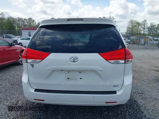 2011 Toyota Sienna XLE AAS z VIN 5TDYK3DC6BS172939, wystawiony jako IAAI lot #42111002 z przebiegiem 172 160 mil mil oraz . Historia ofert i sprzedaży dostępna na DreamBid. Obrazek 17.