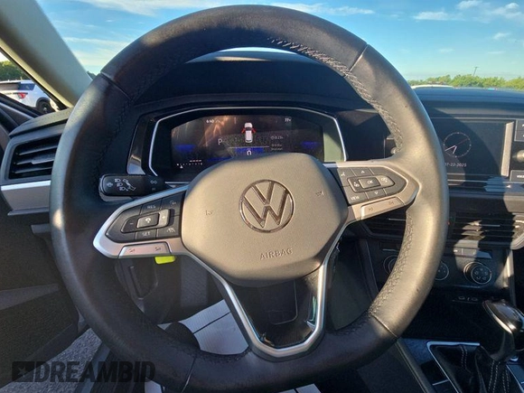 2024 Volkswagen Jetta S z VIN 3VW5M7BU3RM054029, wystawiony jako IAAI lot #42809045 z przebiegiem 22 859 mil mil oraz . Historia ofert i sprzedaży dostępna na DreamBid. Obrazek 20.