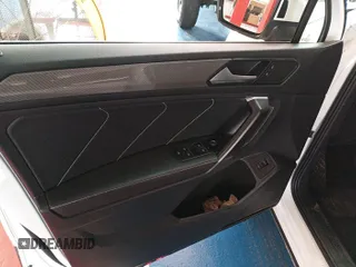 2024 Volkswagen Tiguan SE z VIN 3VV3B7AX0RM082514, wystawiony jako IAAI lot #42796136 z przebiegiem 27 247 mil mil oraz . Historia ofert i sprzedaży dostępna na DreamBid. Obrazek 4.