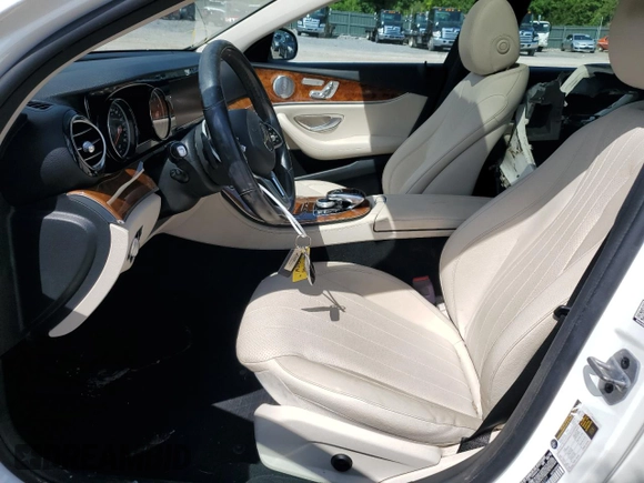 2019 Mercedes-Benz E 300 z VIN WDDZF4KBXKA489277, wystawiony jako Copart lot #58079675 z przebiegiem 75 384 mil mil oraz Szkoda całkowita • Salvage title. Historia ofert i sprzedaży dostępna na DreamBid. Obrazek 7.