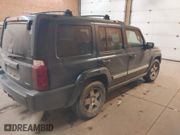 2010 Jeep Commander Sport z VIN 1J4RG4GT4AC139097, wystawiony jako IAAI lot #41080018 z przebiegiem 214 735 mil mil oraz . Historia ofert i sprzedaży dostępna na DreamBid. Obrazek 4.