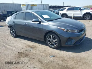 2024 Kia Forte LXS z VIN 3KPF24AD8RE762302, wystawiony jako IAAI lot #42116508 z przebiegiem 9 563 mil mil oraz . Historia ofert i sprzedaży dostępna na DreamBid. Obrazek 1.