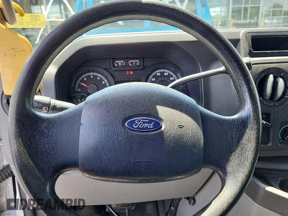 2010 Ford Econoline Cargo Commercial z VIN 1FTNE2EL2ADA74603, wystawiony jako IAAI lot #42511184 z przebiegiem 161 715 mil mil oraz . Historia ofert i sprzedaży dostępna na DreamBid. Obrazek 15.