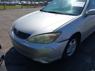 2003 Toyota Camry LE z VIN 4T1BF32K93U053750, wystawiony jako IAAI lot #41930830 z przebiegiem Nie podano mil oraz . Historia ofert i sprzedaży dostępna na DreamBid. Obrazek 6.