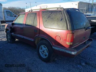 1997 Chevrolet Blazer LS z VIN 1GNDT13W3V2232285, wystawiony jako IAAI lot #41710231 z przebiegiem 1 930 079 mil mil oraz . Historia ofert i sprzedaży dostępna na DreamBid. Obrazek 3.
