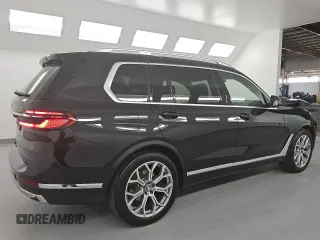 2025 BMW X7 xDrive40i z VIN 5UX23EM09S9X05528, wystawiony jako Copart lot #53862305 z przebiegiem 28 698 mil mil oraz Tytuł czysty. Historia ofert i sprzedaży dostępna na DreamBid. Obrazek 3.