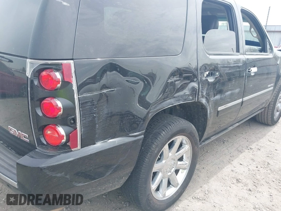2014 GMC Yukon Denali z VIN 1GKS1EEFXER113493, wystawiony jako IAAI lot #41742662 z przebiegiem 150 382 mil mil oraz . Historia ofert i sprzedaży dostępna na DreamBid. Obrazek 18.