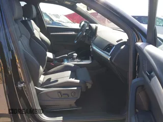 2025 Audi Q5 S line Premium z VIN WA1GAAFY7S2022643, wystawiony jako IAAI lot #41881316 z przebiegiem 8367 mil mil oraz . Historia ofert i sprzedaży dostępna na DreamBid. Obrazek 13.