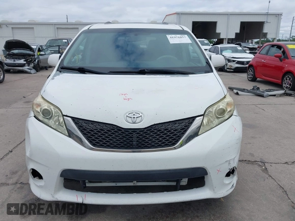 2011 Toyota Sienna SE with VIN 5TDXK3DC1BS069696, listed as a IAAI auction lot 41976857 with 160,994 mi miles. Bid and sale history available at carsss.com. Image 13.