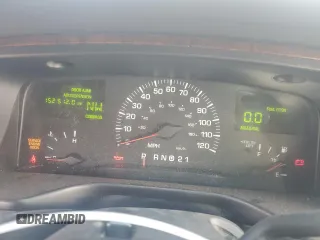 2000 Lincoln Town Car Executive z VIN 1LNHM81W4YY868617, wystawiony jako Copart lot #56349095 z przebiegiem 152 512 mil mil oraz Szkody całkowita. Historia ofert i sprzedaży dostępna na DreamBid. Obrazek 9.