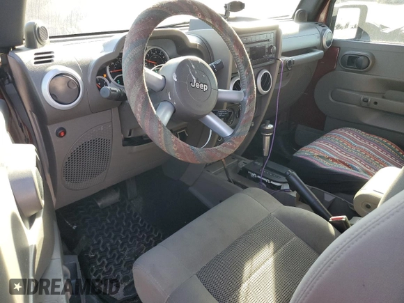2008 Jeep Wrangler Sahara z VIN 1J4FA54148L610723, wystawiony jako Copart lot #52085525 z przebiegiem 158 057 mil mil oraz Czysty tytuł • Clean title. Historia ofert i sprzedaży dostępna na DreamBid. Obrazek 8.