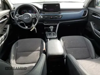 2022 Kia Seltos S z VIN KNDEUCAA6N7276779, wystawiony jako Copart lot #54263225 z przebiegiem 29 945 mil mil oraz Szkody całkowita. Historia ofert i sprzedaży dostępna na DreamBid. Obrazek 8.