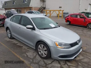 2014 Volkswagen Jetta SE z VIN 3VWD17AJ2EM274378, wystawiony jako IAAI lot #42043600 z przebiegiem 127 861 mil mil oraz . Historia ofert i sprzedaży dostępna na DreamBid. Obrazek 1.