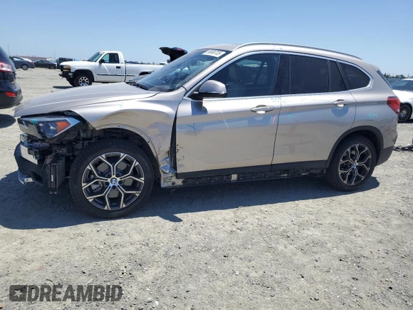 2022 BMW X1 xDrive28i z VIN WBXJG9C0XN5V40453, wystawiony jako Copart lot #56698705 z przebiegiem 31 091 mil mil oraz Szkoda całkowita • Salvage title. Historia ofert i sprzedaży dostępna na DreamBid. Obrazek 1.
