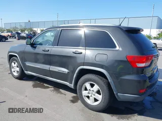 2011 Jeep Grand Cherokee Laredo z VIN 1J4RR4GG6BC562133, wystawiony jako IAAI lot #42330831 z przebiegiem 168 657 mil mil oraz . Historia ofert i sprzedaży dostępna na DreamBid. Obrazek 3.