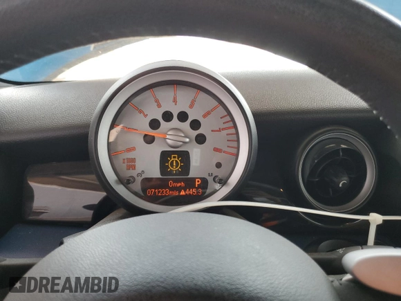 2008 MINI Hardtop S z VIN WMWMF73508TV37538, wystawiony jako Copart lot #58550665 z przebiegiem 71 233 mil mil oraz Szkoda całkowita • Salvage title. Historia ofert i sprzedaży dostępna na DreamBid. Obrazek 9.