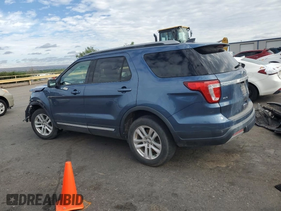 2019 Ford Explorer XLT z VIN 1FM5K8D8XKGA08921, wystawiony jako Copart lot #61784075 z przebiegiem 113 954 mil mil oraz Szkoda całkowita • Salvage title. Historia ofert i sprzedaży dostępna na DreamBid. Obrazek 2.