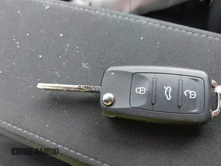 2018 Volkswagen Beetle S z VIN 3VWFD7AT1JM726428, wystawiony jako IAAI lot #42154938 z przebiegiem 41 279 mil mil oraz . Historia ofert i sprzedaży dostępna na DreamBid. Obrazek 11.