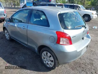 2007 Toyota Yaris z VIN JTDJT923975084145, wystawiony jako IAAI lot #42354803 z przebiegiem 85 121 mil mil oraz . Historia ofert i sprzedaży dostępna na DreamBid. Obrazek 3.