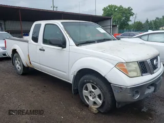 2005 Nissan Frontier LE z VIN 1N6AD06W65C451098, wystawiony jako IAAI lot #42464911 z przebiegiem 161 902 mil mil oraz . Historia ofert i sprzedaży dostępna na DreamBid. Obrazek 1.