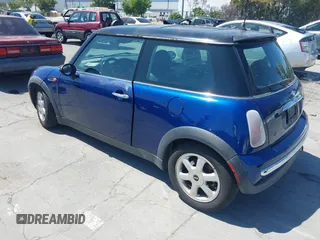 2004 MINI Hardtop с VIN WMWRC33444TC50120, выставлен на аукционе IAAI как лот 42610021 с пробегом 176 078 миль миль и . История ставок и продаж доступна на DreamBid. Изображение 3.