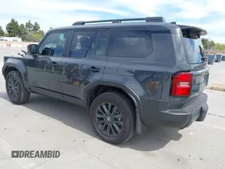 2024 Toyota Land Cruiser z VIN JTEABFAJ0R5007650, wystawiony jako IAAI lot #41981390 z przebiegiem 5 629 mil mil oraz . Historia ofert i sprzedaży dostępna na DreamBid. Obrazek 3.