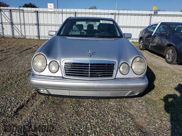 1998 Mercedes-Benz E 320 with VIN WDBJF25F7WA598665, listed as a Copart auction lot 83581624 with 131,537 mi miles and Clean Title. Bid and sale history available at DreamBid. Image 5.