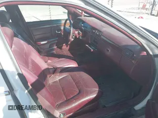 1999 Cadillac DeVille z VIN 1G6KD54Y6XU728681, wystawiony jako IAAI lot #41362191 z przebiegiem 163 540 mil mil oraz . Historia ofert i sprzedaży dostępna na DreamBid. Obrazek 5.