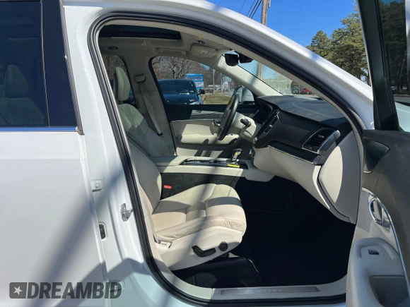 2020 Volvo XC90 Momentum with VIN YV4102CK5L1601980, listed as a Copart auction lot 53400515 with 124,714 mi miles and Clean Title. Bid and sale history available at carsss.com. Image 5.