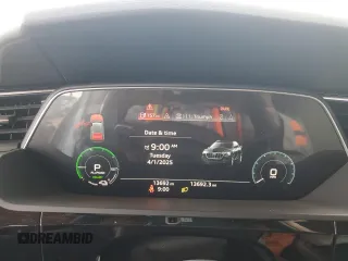 2019 Audi e-tron Prestige z VIN WA1VAAGEXKB014256, wystawiony jako Copart lot #51510555 z przebiegiem 13 692 mil mil oraz Szkoda całkowita • Salvage title. Historia ofert i sprzedaży dostępna na DreamBid. Obrazek 9.