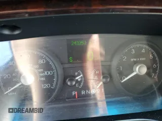 2007 Lincoln Town Car Signature z VIN 1LNHM81V17Y612098, wystawiony jako Copart lot #54874515 z przebiegiem 243 252 mil mil oraz Szkody całkowita. Historia ofert i sprzedaży dostępna na DreamBid. Obrazek 9.
