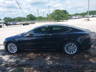 2017 Tesla Model S 60 z VIN 5YJSA1E13HF199359, wystawiony jako IAAI lot #42490410 z przebiegiem 100 377 mil mil oraz . Historia ofert i sprzedaży dostępna na DreamBid. Obrazek 13.