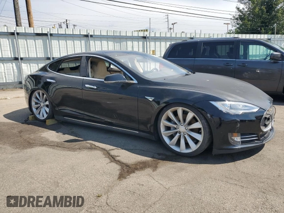 2013 Tesla Model S z VIN 5YJSA1CN8DFP22679, wystawiony jako Copart lot #64195095 z przebiegiem Nie podano mil oraz Czysty tytuł • Clean title. Historia ofert i sprzedaży dostępna na DreamBid. Obrazek 4.