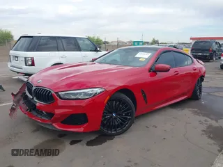 2022 BMW 8 Series M850i z VIN WBAGV8C04NCH90015, wystawiony jako IAAI lot #42020711 z przebiegiem 39 801 mil mil oraz . Historia ofert i sprzedaży dostępna na DreamBid. Obrazek 2.