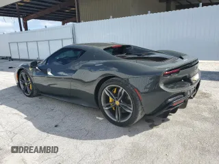 2023 Ferrari 296 GTB z VIN ZFF99SLA3P0294907, wystawiony jako Copart lot #79018584 z przebiegiem 2504 mil mil oraz Tytuł czysty. Historia ofert i sprzedaży dostępna na DreamBid. Obrazek 2.